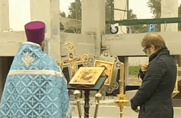Борис Гребенщиков передал строящемуся храму икону Богородицы