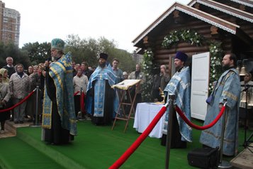 В столичном районе Матвеевское освятили храм-часовню, возведенный по «Программе 200»