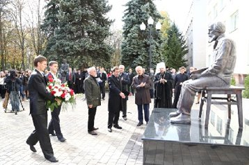 В Белгородском университете установили памятник Александру Солженицыну