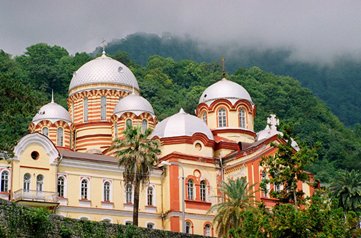 Синод озабочен продолжающейся деятельностью запрещенных в служении клириков в Абхазии