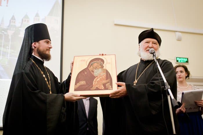 20-летие Российского православного университета отметили молодежным балом