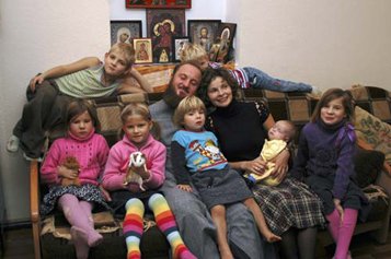 Многодетных семей в России должно быть в десять раз больше, считает социолог
