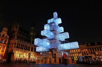 Из-за протеста верующих в Брюсселе демонтируют рождественскую елку в стиле Hi-Tech
