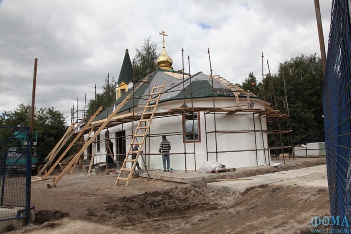 В храме при МГИМО освятили купола