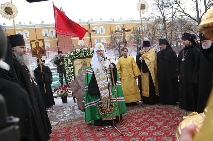Патриарх Кирилл совершил молебен у закладного камня памятника священномученику Ермогену