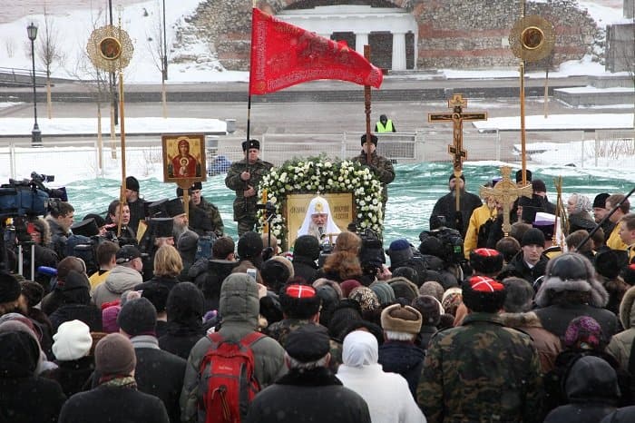 Патриарх Кирилл совершил молебен у закладного камня памятника священномученику Ермогену