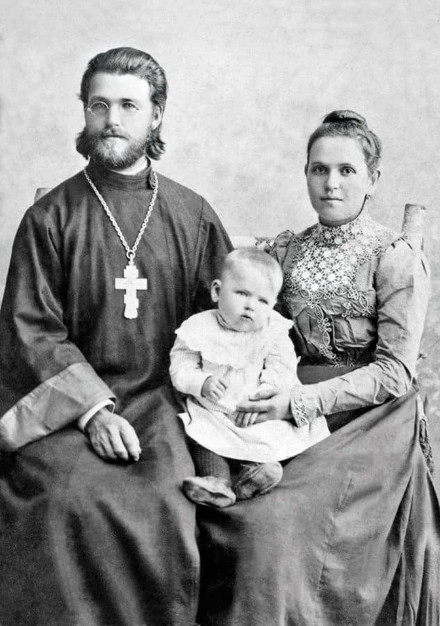 Священник Петр Рождествин с супругой Людмилой Дмитриевной и сыном Николаем