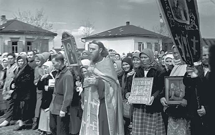 Крестный ход по случаю Дня Победы в станице Ново-Александровской. Ставропольский край, 1945