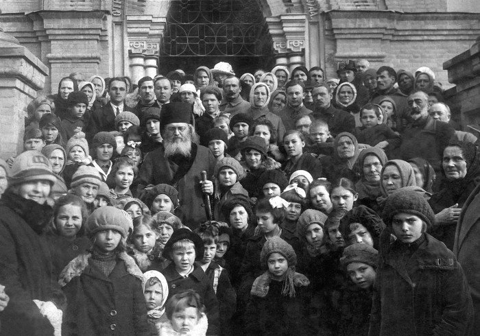 Архиепископ Лука в окружении паствы. Фото из книги Марка Поповского 