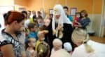 Патриарх Кирилл просит не дарить ему на юбилей цветы, а отдать деньги больнице