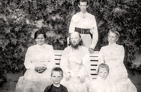 Отец Алексий Мечев с женой и детьми