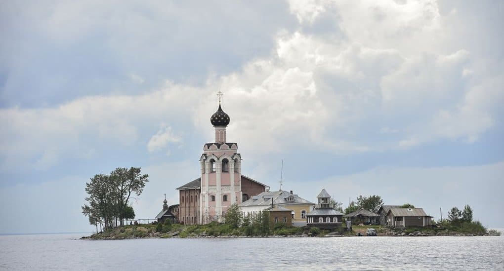 Монастырь на острове фото