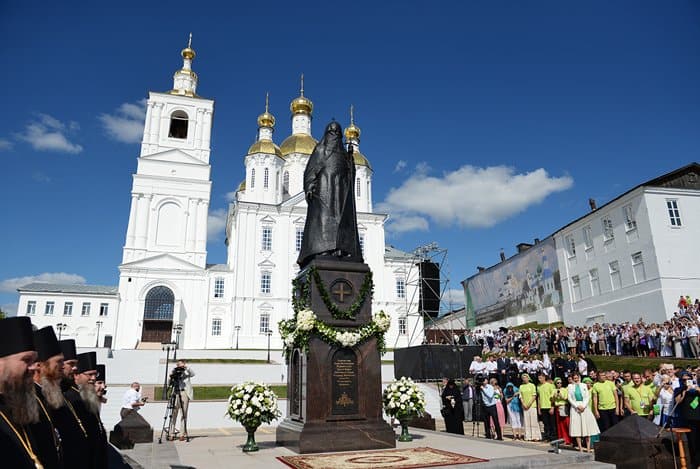 Памятник патриарху Сергию в арзамасе