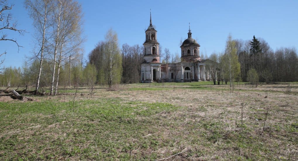 Фото храм в лесу