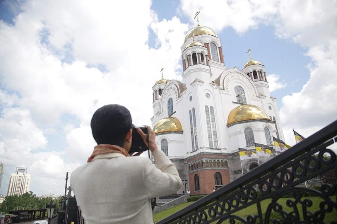 Памятник у храма на крови