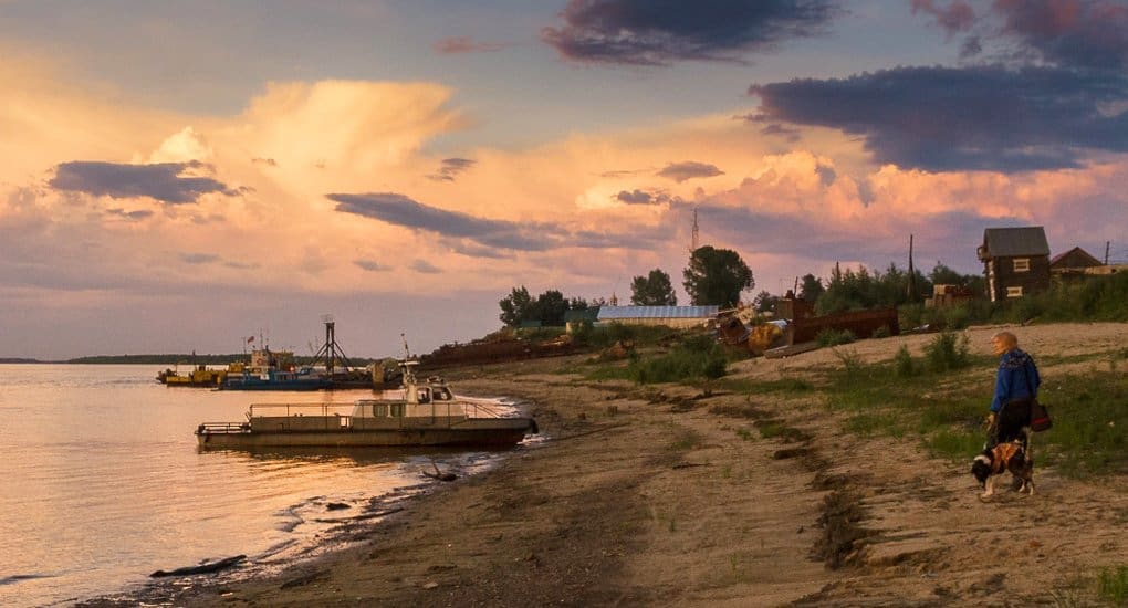 Мужчина на берегу реки фото