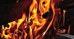 Сварщик с помощью экскаватора спас из огня двух старушек и девочку