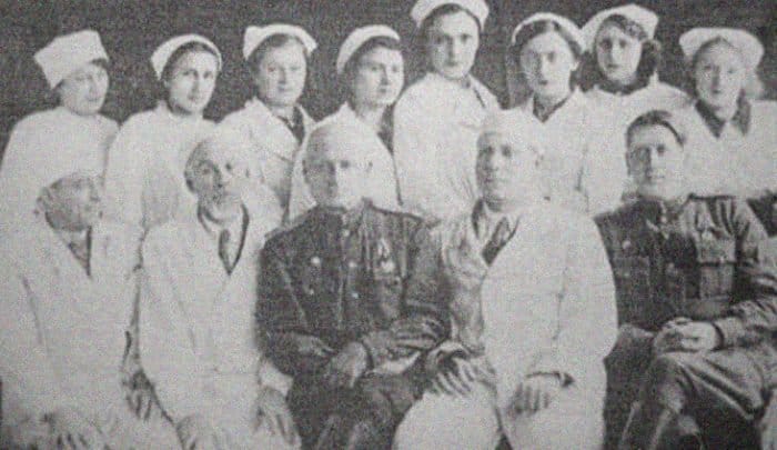 Главный хирург Т. Е. Гнилорыбов (в центре) с коллегами