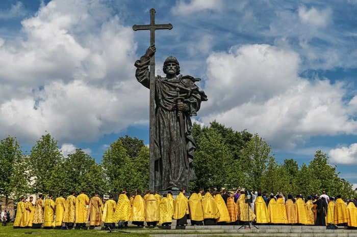 День Крещения Руси отметили в Москве Литургией и крестным ходом