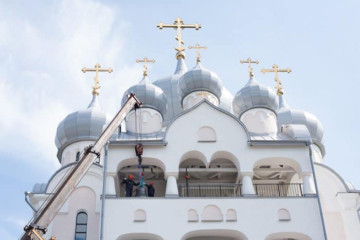 Один из самых больших новых храмов Петербурга украсили 11 колоколов