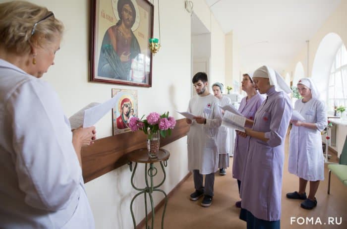 В отделении существует традиция: каждый день в 16 часов все сотрудники и пациенты (кто может) собираются в коридоре перед иконой Богородицы и поют акафист.