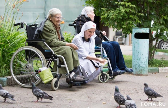 На прогулке в садике внутри больницы. Одно из любимых развлечений пациентов – кормить голубей