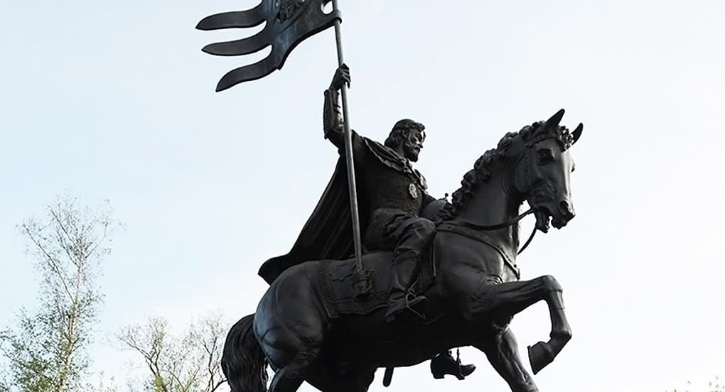 Памятник донскому. Дмитрий Донской памятник в Москве. Памятник Дмитрию Донскому. Дмитрий Донской памятники в России. Памятник князю Дмитрию Донскому в Москве.