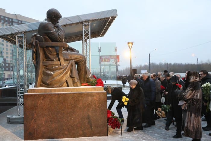 Памятник писателю-фронтовику Даниилу Гранину открыли в Петербурге