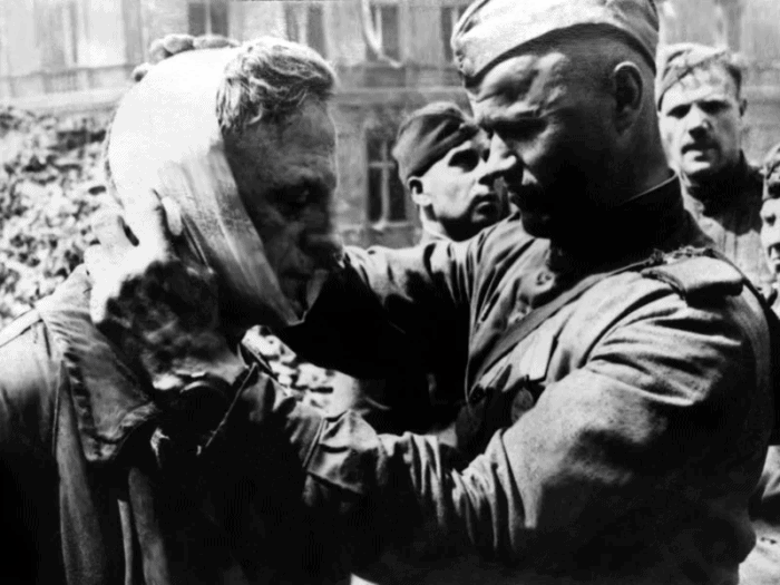 Советский солдат оказывает помощь немецкому пленному