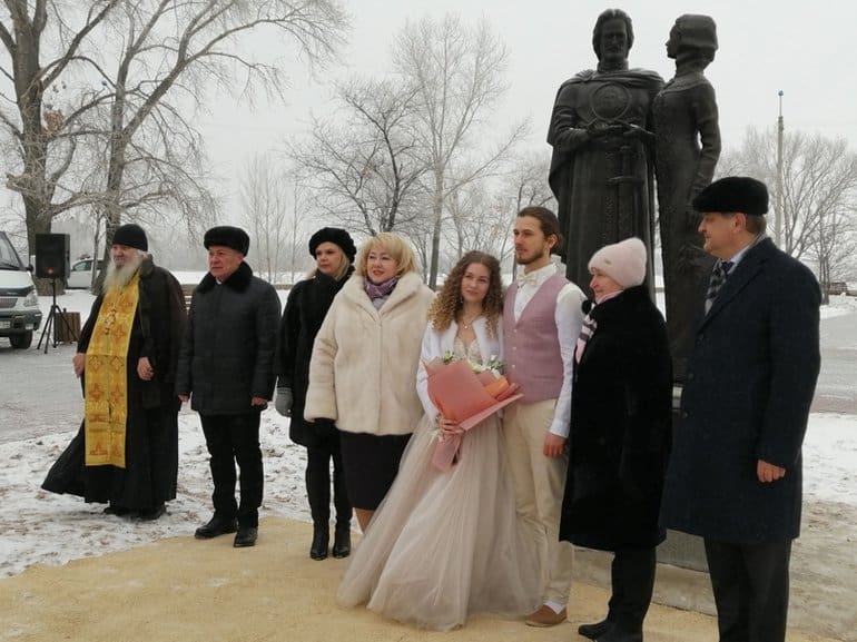 Первый в Балаково памятник православным святым посвятили Петру и Февронии