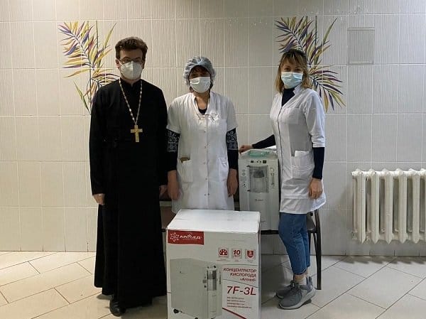 Боровичская епархия передала новгородским больницам кислородные концентраторы