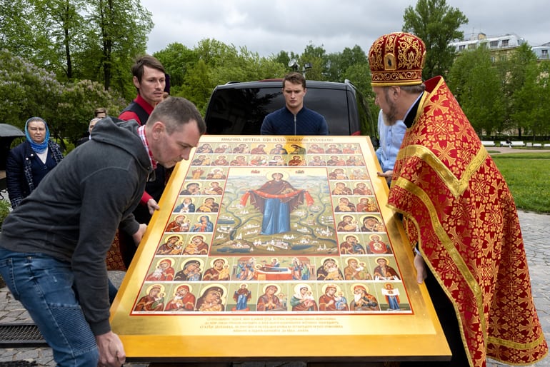 Для прихода в Петербурге создали уникальную икону с более 50 образов Богородицы