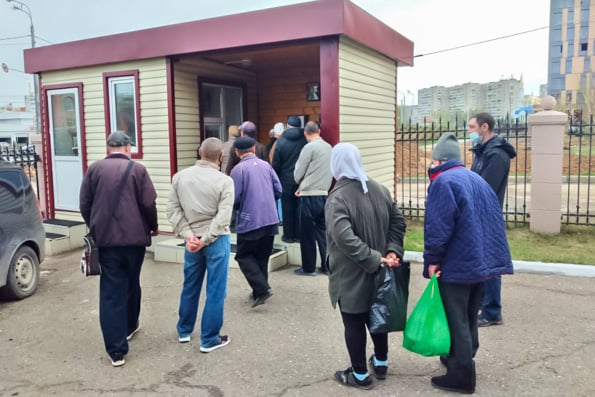 Казанская епархия совместно с сетью общепита кормит нуждающихся