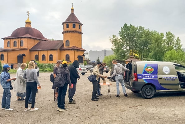 Казанская епархия совместно с сетью общепита кормит нуждающихся