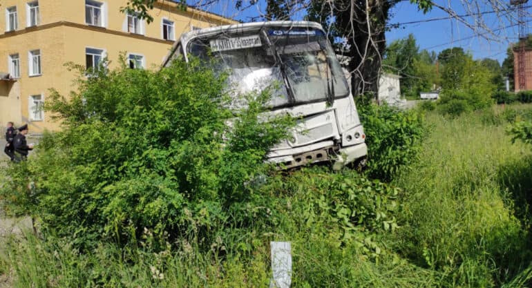 На Урале в результате наезда автобуса на остановку погибли шесть человек