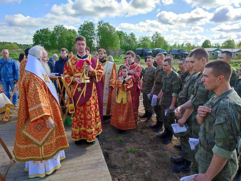 Солдат целует крест фото