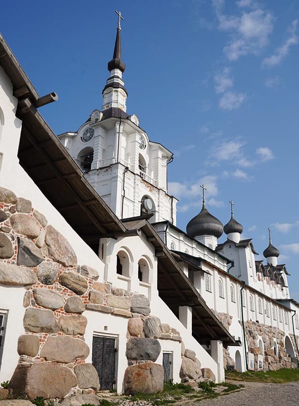 Уникальную колокольную звонницу установили в Соловецком монастыре