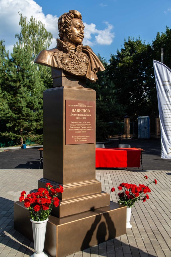 На территории подмосковного храма установили памятник герою, гусару и поэту Денису Давыдову