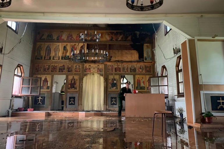 Пожарные спасли старинные иконы из горевшего собора Мирного