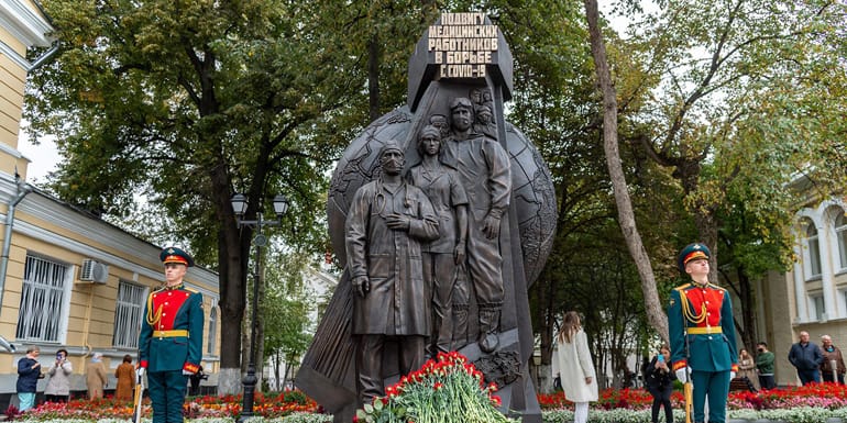 В Москве открыли памятник медикам – героям борьбы с коронавирусом