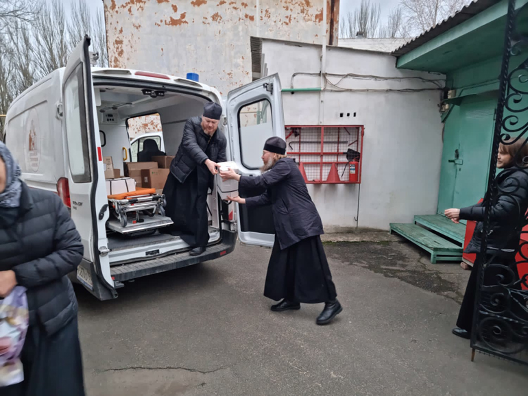 Епископ Пантелеимон посетил Донецк, передав нуждающимся продукты и лекарства