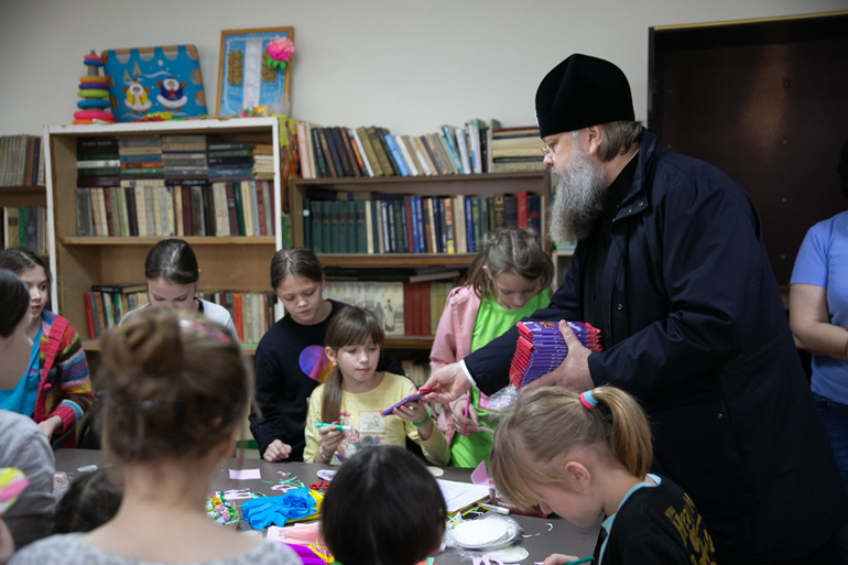 Митрополит Ростовский Меркурий навестил детей, эвакуированных с Донбасса