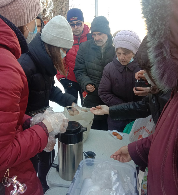 В Саратове Церковь начала ежедневно кормить на улицах бездомных и малоимущих