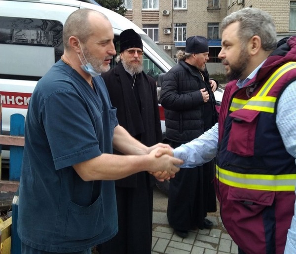 Епископ Пантелеимон посетил Донецк, передав нуждающимся продукты и лекарства