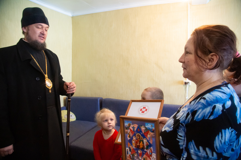 «Не мог остаться в стороне»: епископ Мелекесский Диодор подарил дом многодетной семье погорельцев