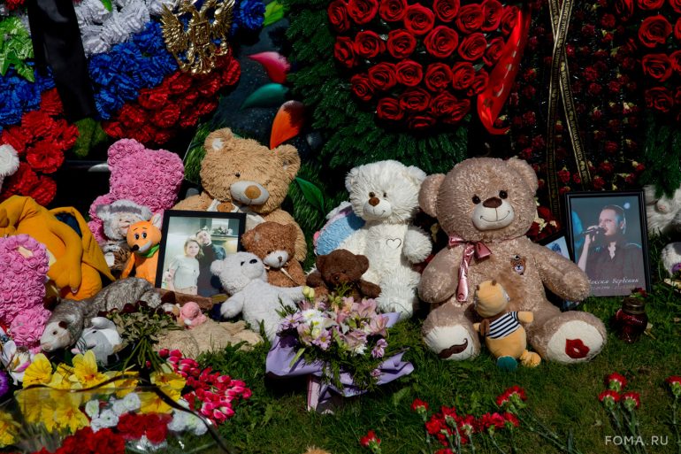«Господь видит нашу молитву»: на 40-й день теракта в «Крокус Сити Холле» на месте трагедии состоялась панихида